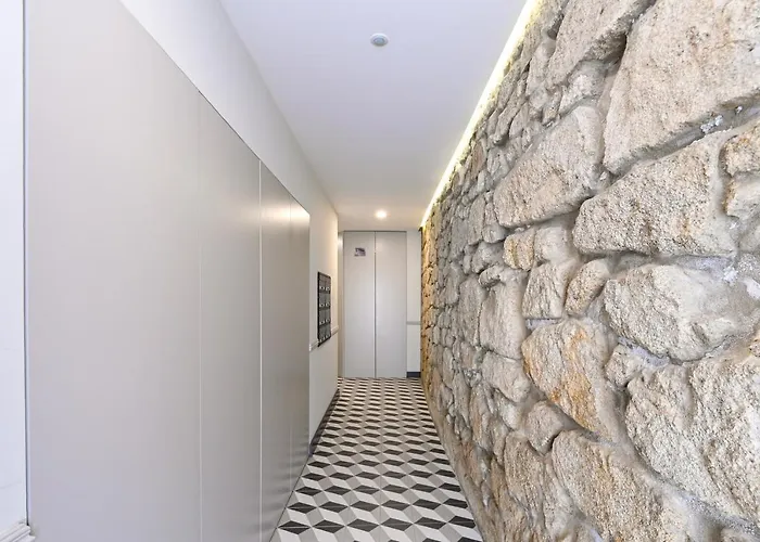 Bonjardim Downtown - By Guest *